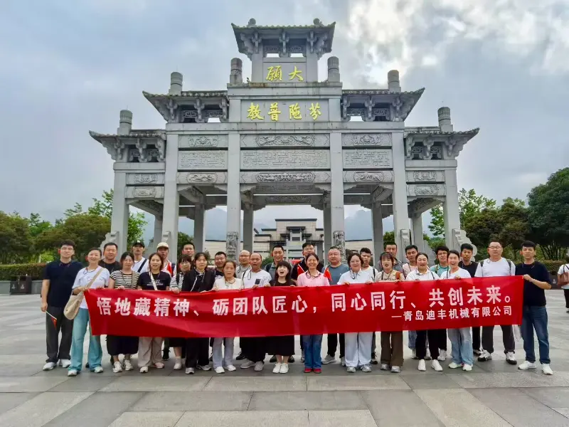 Culmen Together: Difon Team Forges vincula in itinere ad montem Jiuhua